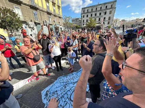 "Meloni a testa in giù". Gli insulti dei manifestanti pro-reddito