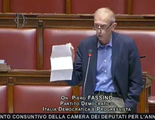"Non è uno stipendio d'oro". Fassino mostra il cedolino. "Non è uno stipendio d'oro". Fassino mostra il cedolino. Schlein prende le distanze