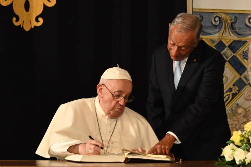 Il Papa e l'appello pro migranti: "Basta muri col filo spinato"