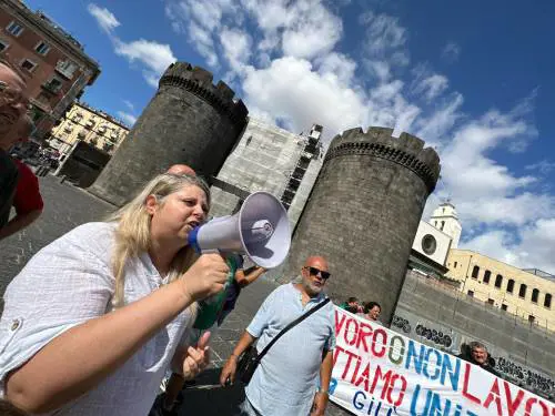 Il nuovo corteo a Napoli è ancora un mezzo flop. Insulti all'esecutivo e all'Inps: "Assassini"