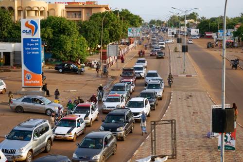 Il blackout piega Niamey, la Nigeria taglia l'elettricità