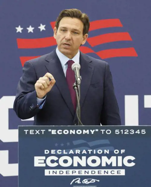 DeSantis snobba Biden. E Trump li batte entrambi