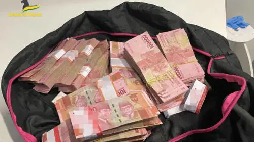 Col reddito di cittadinanza, ma pieni di soldi e di case