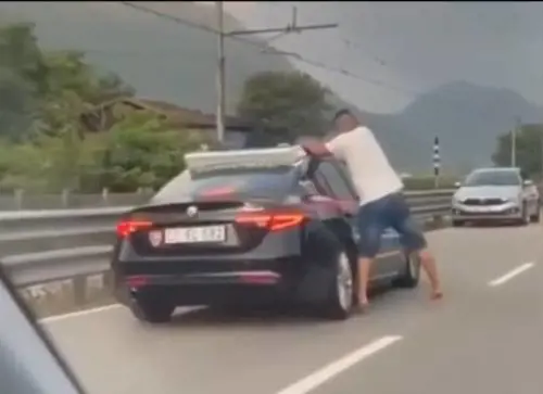 Calci e sassate contro l'auto dei carabinieri: arrestato 32enne straniero