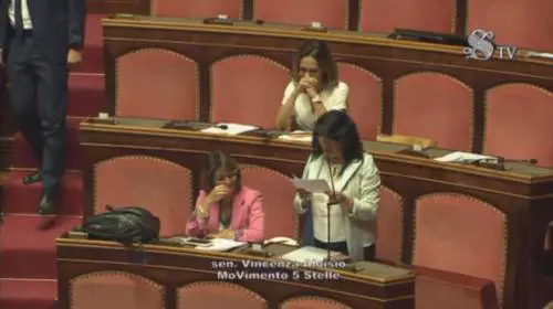 Ride di gusto mentre si parla di carcere, figuraccia della senatrice grillina