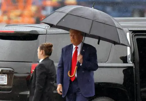 Trump in tribunale. "Un'altra incriminazione e ho vinto le elezioni"