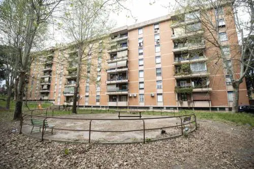 Tornano a casa, ma la trovano occupata dai rom