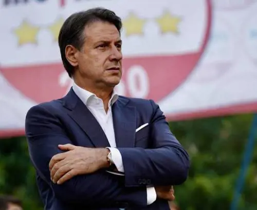 "Non lo vedo...". Conte si vergogna: altra figuraccia in Abruzzo