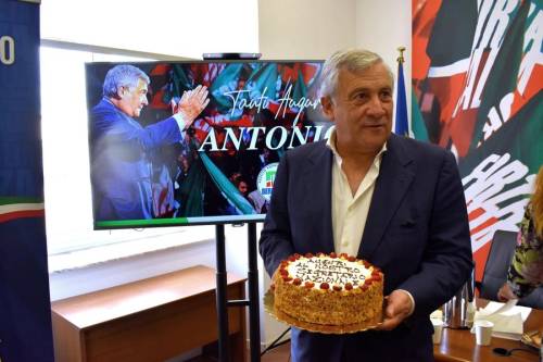 Tajani celebrato da amici e colleghi per i settant'anni: "Non smetterò mai di battermi per le mie idee"