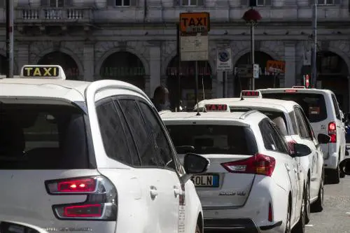 Roma, stangata delle tariffe dei taxi: ecco gli aumenti