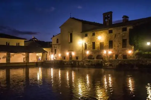 Bagno Vignoni, dove la piazza è una piscina