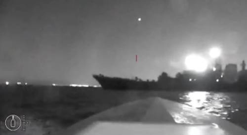 Kiev alla battaglia navale: colpisce una petroliera. E minaccia: "Via dai porti"
