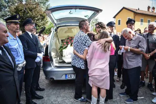 Palloncini rosa e Lazza per Sofia. "Puntate su amori non possessivi"