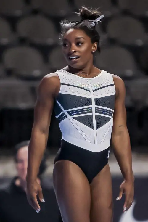 Biles torna in pedana. Il volteggio di Simone più in alto dei "twisties"