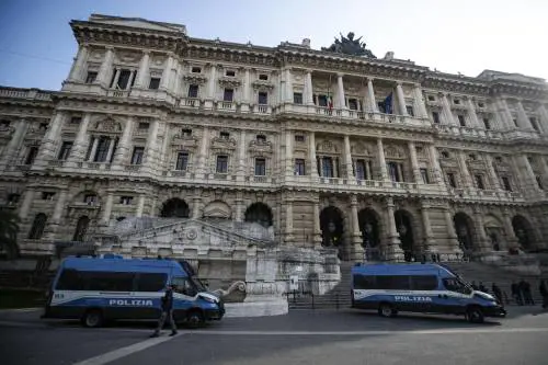 Danneggia l’auto di un collega, licenziato. Ma la Cassazione dice no