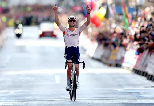 Mondiali ciclismo, immenso Van der Poel, cade ma vince lo stesso. Bettiol ripreso nel finale
