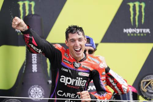 MotoGP, Espargaro beffa Bagnaia e trionfa a Silverstone: le immagini più belle della gara
