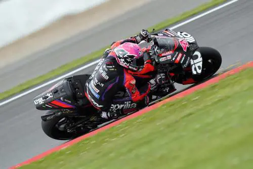 Aprilia regina di Silverstone e butta giù dal trono re Pecco