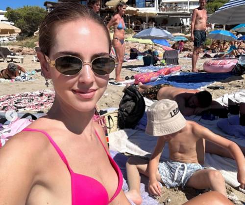 "Spiaggia libera? Falso". La foto a Ibiza di Chiara Ferragni scatena la bufera