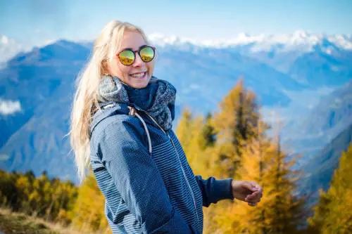 Come vestirsi in montagna d'estate? 6 capi per lei da mettere in valigia