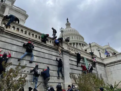 Sovversivi, golpisti e violenti: la storia (oscura) della democrazia Usa
