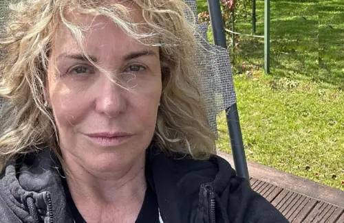 La foto senza filtri, poi l'offesa: perché si parla del selfie di Antonella Clerici