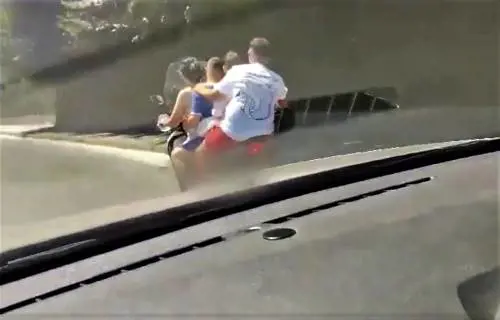In 5 a bordo di uno scooter per andare al mare: video choc da Napoli
