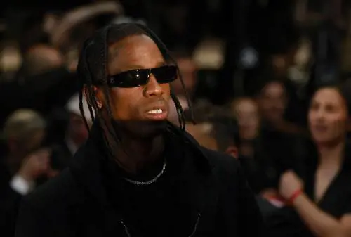 Tragedia sfiorata al concerto di Travis Scott: spray al peperoncino tra i fan