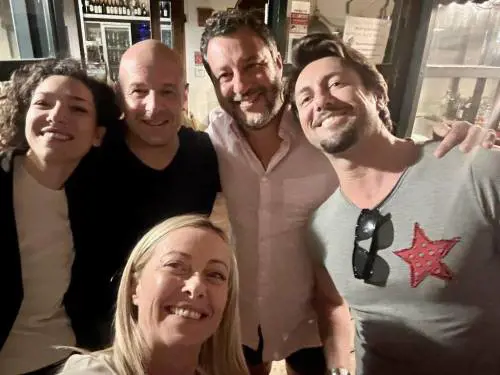 Con le famiglie a cena in trattoria: Meloni e Salvini insieme in Toscana