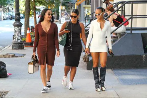 Look estate 2023: abiti casual e sneakers, la combo che ti salva la giornata