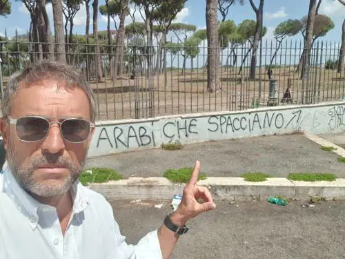 Spaccio al Parco del Pineto, l'esasperazione dei residenti che lo segnalano con un murales