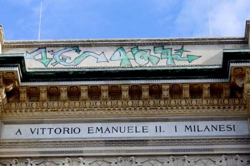 Lo sfregio dei vandali alla Galleria Vittorio Emanuele II 