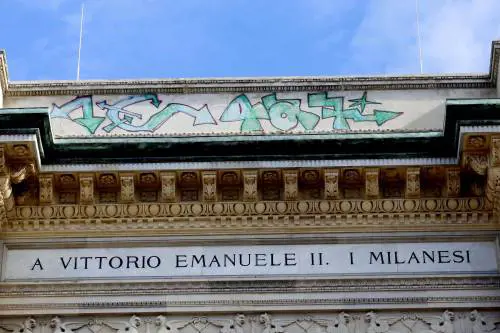 Lo sfregio dei vandali alla Galleria Vittorio Emanuele II 