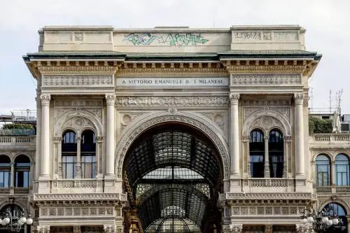 "Gli uffici del Comune...". Il sospetto sui writer della Galleria di Milano