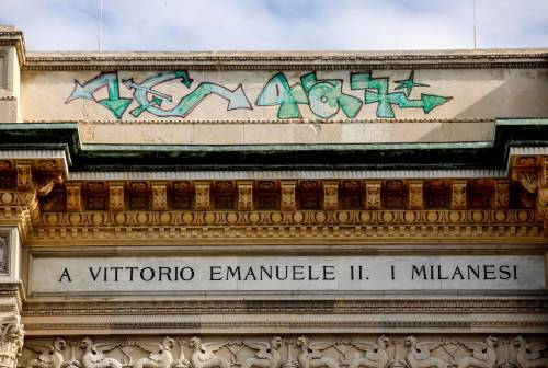Milano, graffiti in Galleria. Alla Camera la legge contro gli "eco vandali"