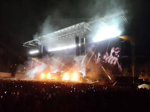 Spray urticante, folla nel panico al concerto di Travis Scott