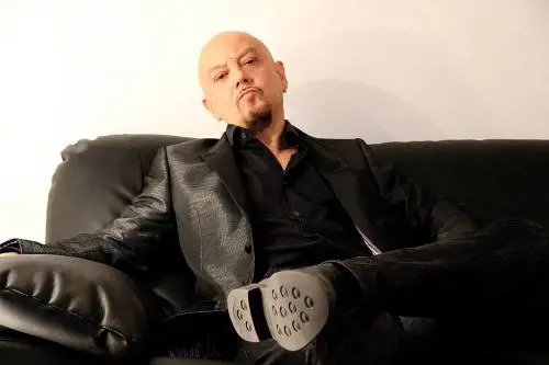 Enrico Ruggeri: "Il mio volo ribelle tra sberleffi e sorrisi"