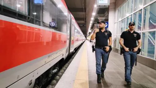 Estranei in galleria e un falso allarme bomba. Treni alta velocità in tilt: individuato l'anarchico