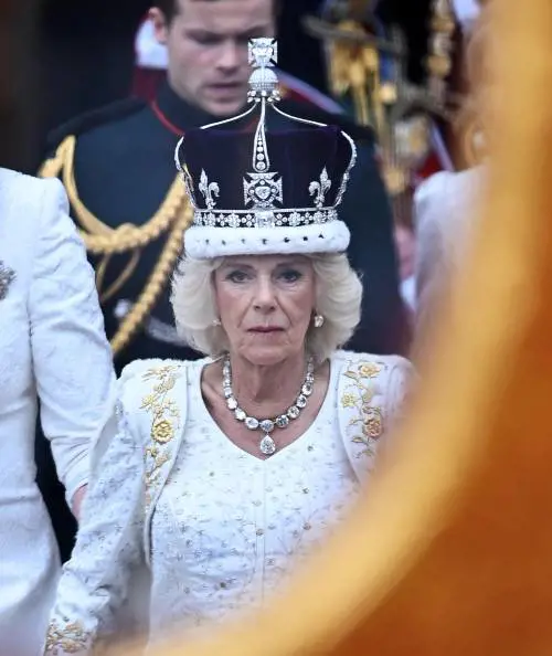 E se Carlo III morisse prima di Camilla? Quale sarà il destino della Regina