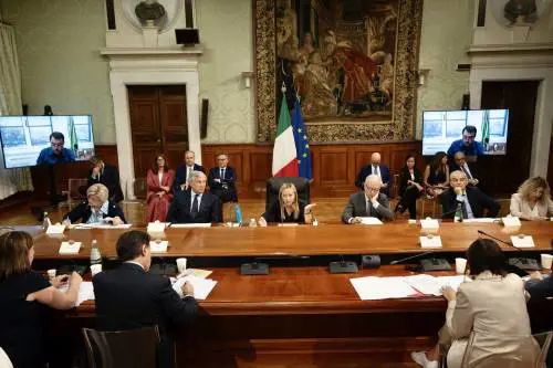 Salario minimo, il governo riscrive la proposta dell'opposizione: cosa cambia 