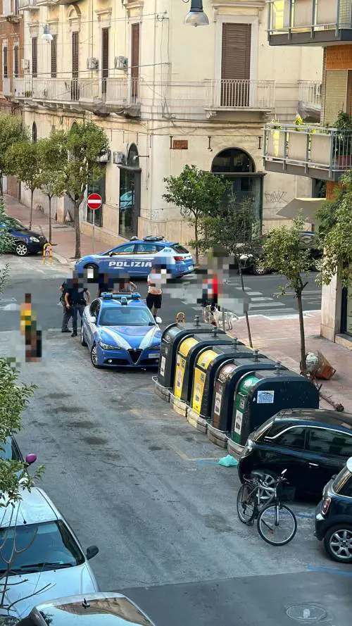 Neonato abbandonato vicino a un cassonetto a Taranto: con lui una coperta e un peluche