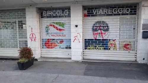 La sede di FdI imbrattata a Viareggio