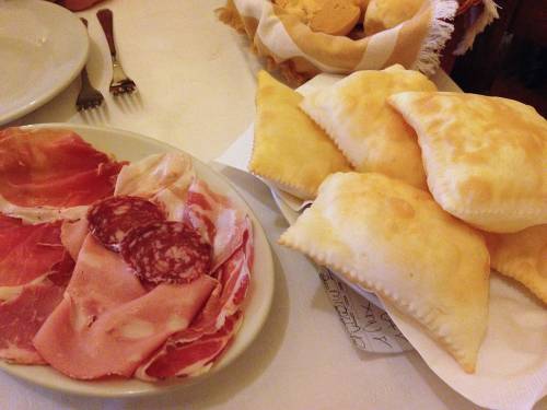 845 euro per gnocco fritto e tigelle in un chiosco a Modena: scoppia la polemica