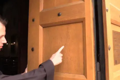 Il portone danneggiato a Bologna