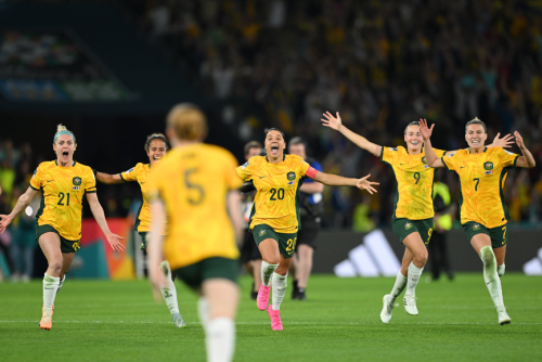 L'esplosione di gioia dell'Australia al termine dell'estenuante sessione di rigori contro la Francia (via Fifa)