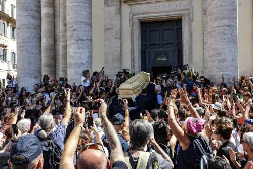 Funerali in chiesa, ultimo addio a Michela Murgia. Presenti anche Schlein e Saviano
