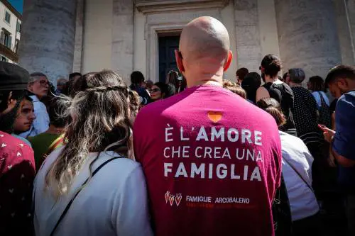Folla in piazza del popolo e in chiesa per il funerale di Michela Murgia