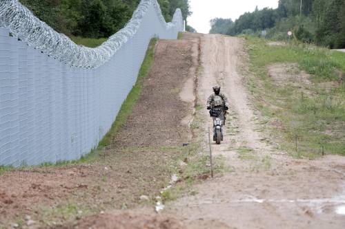 Elicotteri da combattimento ai confini Nato: è alta tensione tra Polonia e Bielorussia