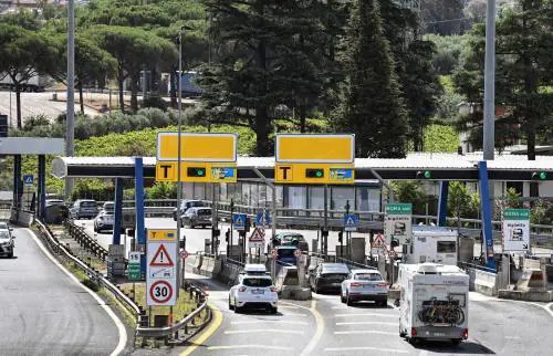 Il sabato nero dei vacanzieri: incidenti e lunghe code