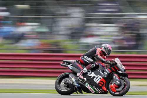 L'Aprilia tra straordinari e ferie saltate. Così vuole essere davvero l'anti Ducati